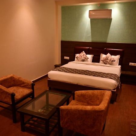 Hotel Gayatri Palace Лакхнау Екстер'єр фото